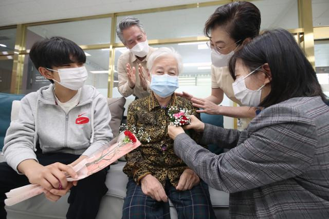 어버이날을 하루 앞둔 7일 오전 경북 경산시의 한 요양원에서 입소자 면회가 진행되고 있다. 요양원은 감염취약시설이라 현재 면회는 사전예약으로 이뤄지고 면회자는 자가검사키트로 검사한 뒤 모두 마스크를 착용해야 한다. 경산=뉴스1