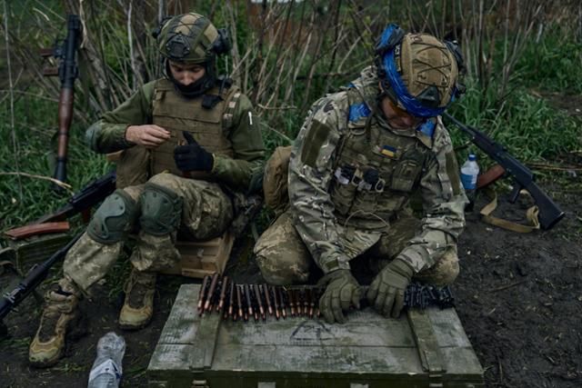 지난 1일 우크라이나 도네츠크 부흘레다르 전선에서 우크라이나 군인들이 전투에 대비해 탄약을 정비하고 있다. 부흘레다르=AP 뉴시스