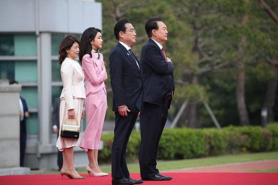 윤석열 대통령과 김건희 여사가 1박2일 일정으로 한국을 찾은 기시다 후미오 일본 총리 부부와 7일 서울 용산 대통령실에서 열린 공식 환영식에 참석, 국기에 경례를 하고 있다. 연합뉴스