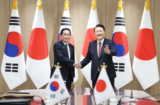 윤석열 대통령과 1박2일 일정으로 한국을 찾은 기시다 후미오 일본 총리가 7일 서울 용산 대통령실 청사에서 열린 한일 정상 확대 회담에서 악수하고 있다. 연합뉴스