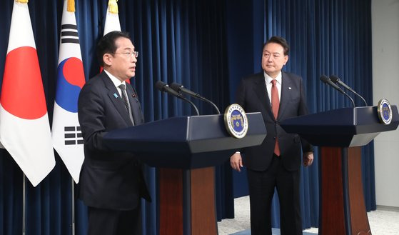 윤석열 대통령과 기시다 후미오 일본 총리가 7일 서울 용산 대통령실에서 한일 공동기자회견을 하고 있다. 대통령실사진기자단