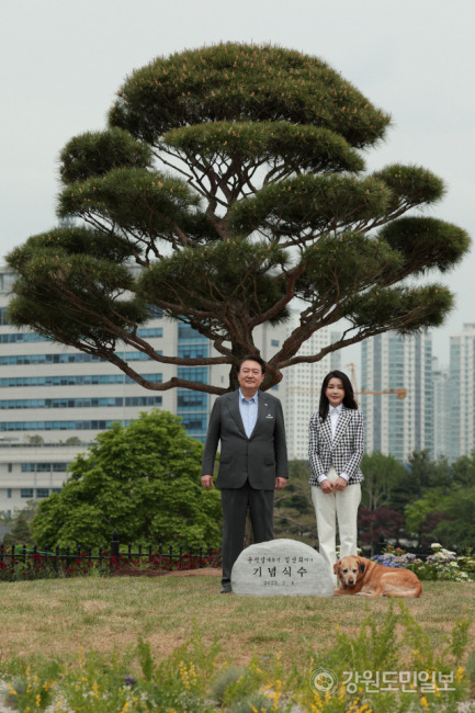 ▲ 윤석열 대통령과 김건희 여사가 지난 4일 용산 어린이정원 개방 행사후 공원에서 기념 식수후 기념 촬영을 하고 있다. 사진/대통령실 제공