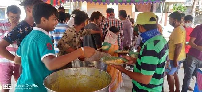 가스누출 사고 당시 LG화학 측 현지 지원단이 주민들에게 음식을 제공하는 사진 (LG화학 제공)