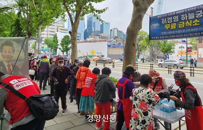 국가혁명당 총재 허경영씨가 운영하는 무료급식소에서 김밥을 나눠줄 준비를 하고 있다. 무료급식소 자원봉사자들은 유튜브 채널 ‘허경영TV’ , 허경영 하늘궁 무료급식소 후원번호 등이 적힌 조끼를 입고 활동했다. 김세훈 기자