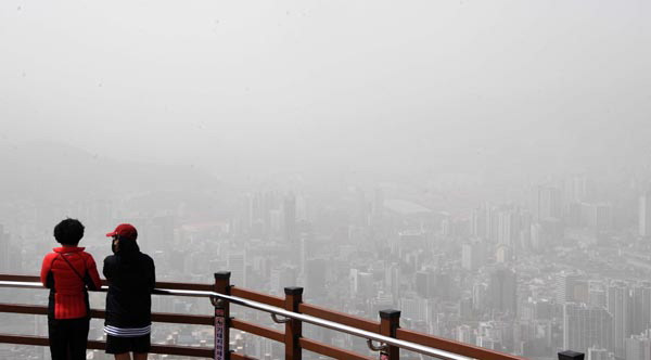 부산지역에 황사 경보와 초미세먼지 주의보가 동시 발령된 날 황령산전망대에서 바라본 도심 일대. 서정빈 기자