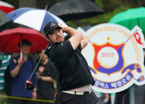 Jung Chan-min hits a shot during the 42nd GS Caltex Maekyung Open Golf Championship at Namseoul Country Club in Seongnam, Gyeonggi on Saturday. [YONHAP]