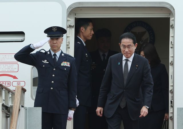 기시다 후미오 일본 총리가 7일 경기도 성남 서울공항에 착륙한 항공기 문에서 나오고 있다. 연합뉴스