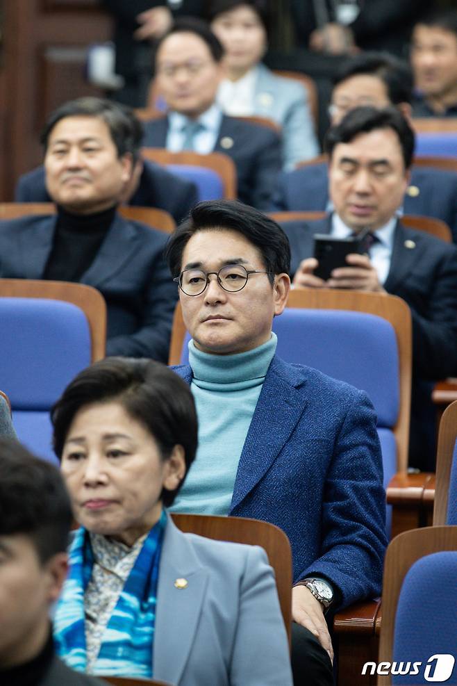 (서울=뉴스1) 유승관 기자 = 박용진 더불어민주당 의원이 16일 서울 여의도 국회에서 열린 선거제 관련 의원 토론회에서 박홍근 원내대표의 축사를 경청하고 있다. 2023.2.16/뉴스1  Copyright (C) 뉴스1. All rights reserved. 무단 전재 및 재배포 금지.