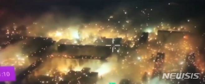 [서울=뉴시스] 우크라이나 국방부가 6일(현지시간) 트위터에 게시한 영상을 캡처한 사진으로, 동부 격전지 바흐무트에 백린탄으로 추정되는 화학무기가 공중에서 광범위하게 뿌려지고 있다. 우크라이나는 러시아가 바흐무트의 미점령 지역에 소이탄 공격을 했다고 비난했다. 2023.05.07.