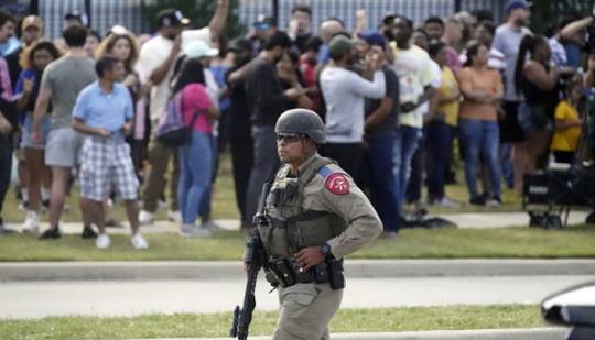 미국 텍사스주 앨런 총격사건 현장. AP·연합뉴스