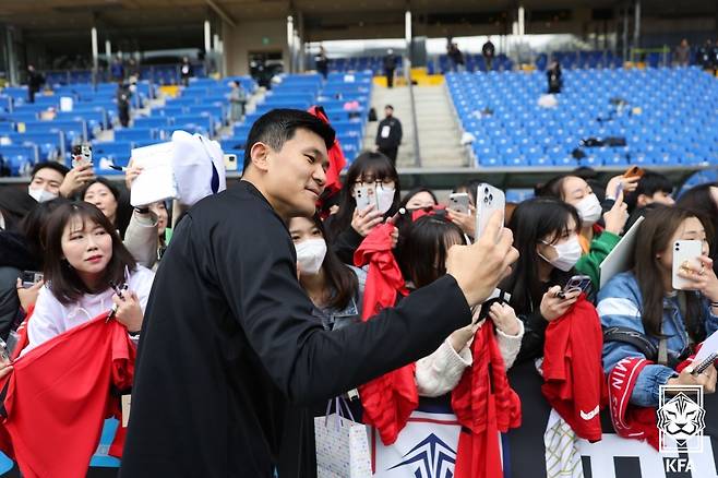 지난 3월 울산문수축구경기장에서 열린 오픈 트레이닝에서 김민재가 팬들과 기념촬영을 하고 있다. [연합]