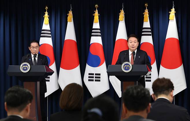 윤석열 대통령과 1박2일 일정으로 한국을 찾은 기시다 후미오 일본 총리가 7일 서울 용산 대통령실 청사에서 공동 기자회견을 하고 있다. [연합]