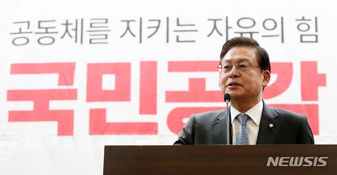 [서울=뉴시스] 고범준 기자 = 정우택 국회부의장이 지난달 12일 오전 서울 여의도 국회 의원회관에서 열린 국민의힘 공부모임 국민공감에서 축사를 하고 있다. 2023.04.12. bjko@newsis.com