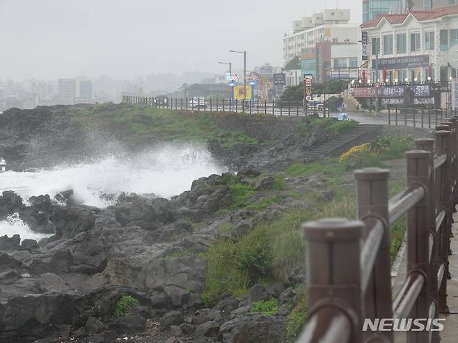 [제주=뉴시스] 오영재 기자 = 강풍을 동반한 비가 내리고 있는 7일 오전 제주 용담해안도로 갯바위에 높은 파도가 치고 있다. 2023.05.07. oyj4343@newsis.com