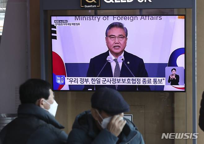 [서울=뉴시스] 김근수 기자 = 6일 오전 서울 용산구 서울역 대합실에서 시민들이 정부의 일제강제징용 피해배상 해법 발표 관련 뉴스를 시청하고 있다. 2023.03.06. ks@newsis.com