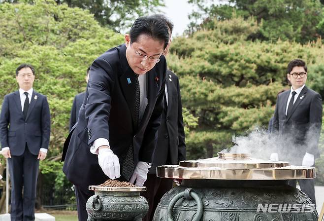 [서울=뉴시스] 사진공동취재단 = 방한 일정을 시작한 기시다 후미오 일본 총리가 7일 오후 서울 동작구 국립서울현충원 현충탑을 찾아 참배하며 분향하고 있다. 2023.05.07. photo@nwsis.com