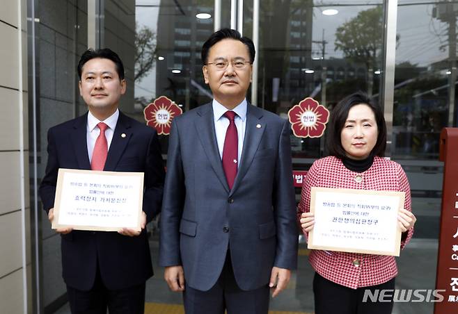 [서울=뉴시스] 고승민 기자 = 국민의힘 유상범, 전주혜, 장동혁 의원이 지난달 14일 서울 헌법재판소를 찾아 방송법 등 본회의 직회부(부의 요구) 법률안에 대한 권한쟁의 심판 청구, 효력정지 가처분 신청서를 제출하기 위해 민원실로 향하던 중 포즈를 취하고 있다. 2023.04.14. kkssmm99@newsis.com