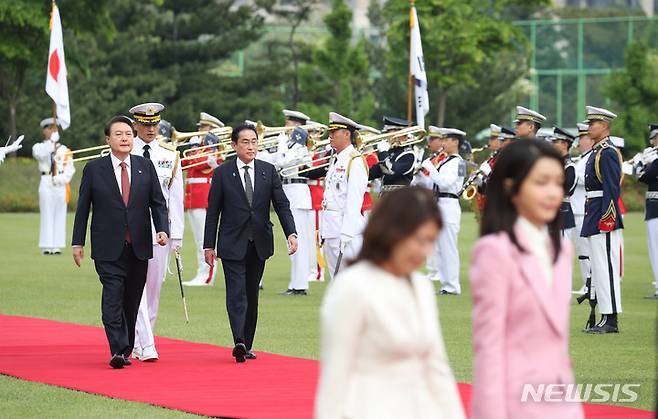 [서울=뉴시스] 전신 기자 = 윤석열 대통령과 기시다 후미오 일본 총리가 7일 서울 용산 대통령실 앞 잔디마당에서 열린 공식환영식에서 의장대를 사열하고 있다. 2023.05.07. photo1006@newsis.com