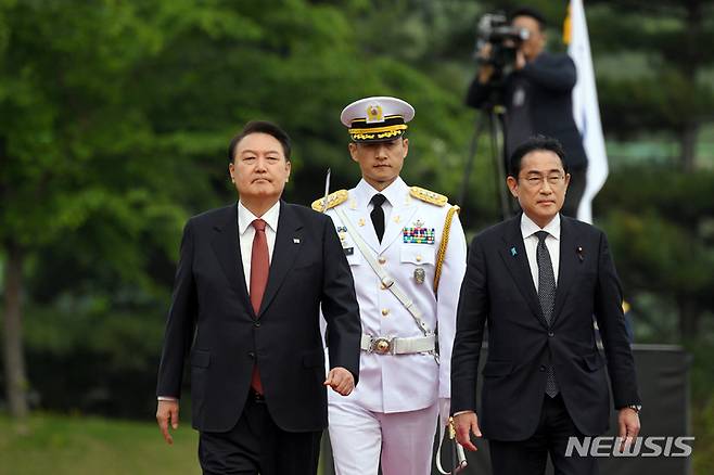 [서울=뉴시스] 윤석열 대통령과 기시다 후미오 일본 총리가 7일 서울 용산 대통령실 청사에서 열린 공식환영식에서 의장대를 사열하고 있다. (사진=대통령실 제공) 2023.05.07. photo@newsis.com