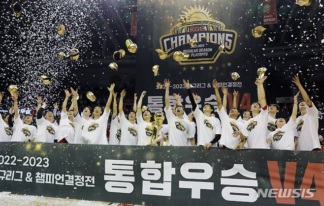 [안양=뉴시스] 고승민 기자 = 7일 경기 안양체육관에서 열린 2022-2023 KBL 챔피언결정전 안양KGC 대 서울SK 7차전 경기, 연장 끝 100대97로 서울을 꺾고 통합우승을 차지한 안양 선수들이 모자를 날리는 퍼포먼스를 하고 있다. 2023.05.07. kkssmm99@newsis.com