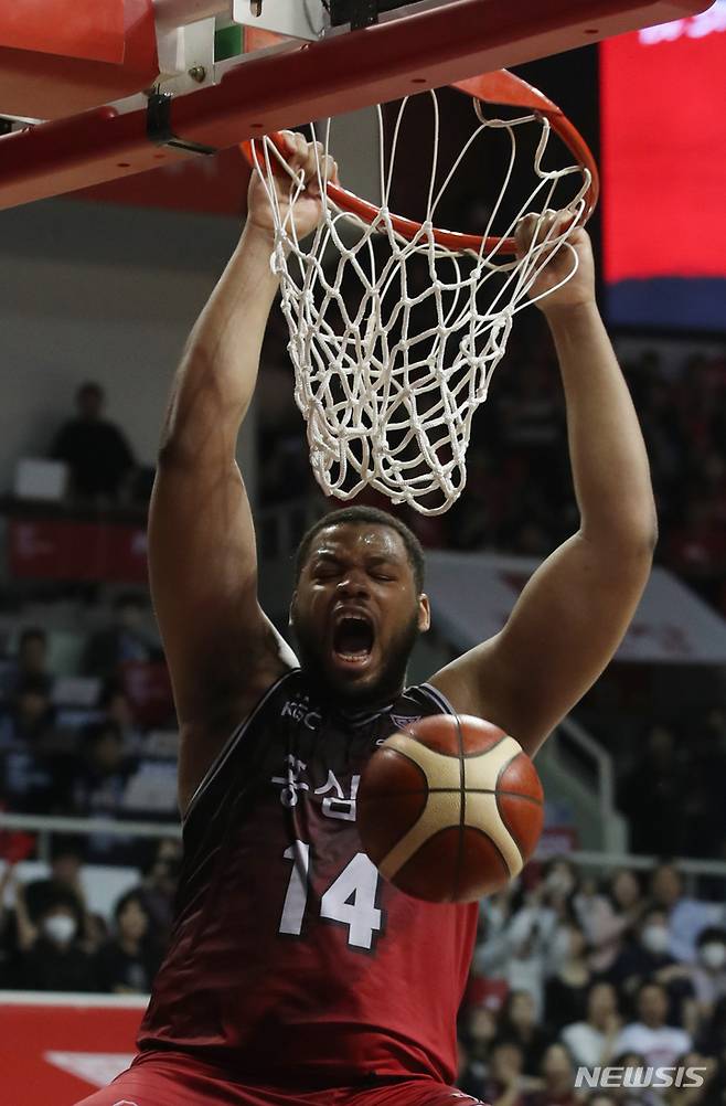 [안양=뉴시스] 고승민 기자 = 7일 경기 안양체육관에서 열린 2022-2023 KBL 챔피언결정전 안양KGC 대 서울SK 경기, 안양 스펠맨이 덩크를 하고 있다. 2023.05.07. kkssmm99@newsis.com