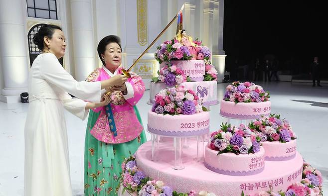 세계평화통일가정연합 한학자 총재가 7일 경기도 가평군 HJ글로벌아트센터에서 열린 천지인참부모 성탄 80주년 기념 ‘천지인참부모 산수연’에서 축하 케이크에 불을 붙이고 있다.&nbsp;가평=남정탁&nbsp;기자