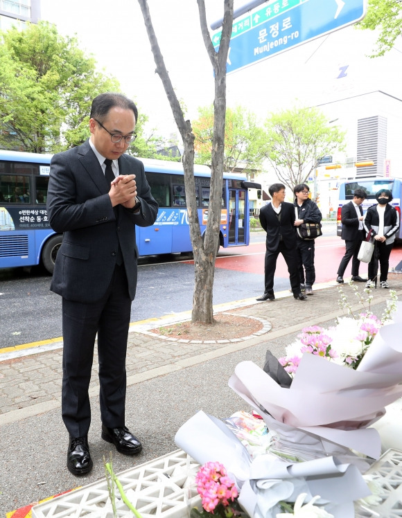 어린이보호구역 음주운전 사고 현장 찾은 이원석 검찰총장 - 이원석 검찰총장이 11일 대전 서구 둔산동 어린이보호구역(스쿨존) 음주운전 교통사고 현장을 찾아 사고로 세상을 떠난 배승아(9) 양을 위해 기도하고 있다. 2023.4.11