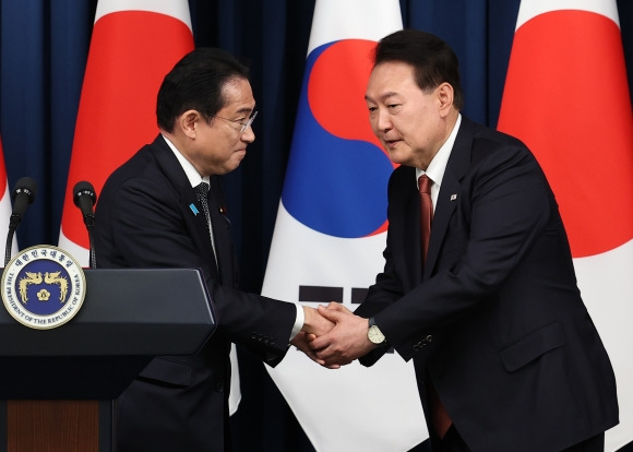 악수하는 한일 정상 - 윤석열 대통령과 한국을 찾은 기시다 후미오 일본 총리가 7일 서울 용산 대통령실 청사에서 공동 기자회견에서 양국 발표를 마친 뒤 악수하고 있다. 2023.5.7  연합뉴스