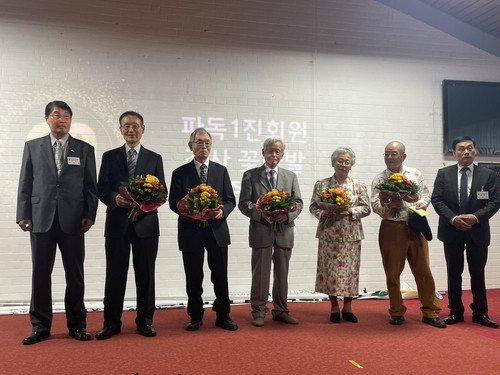 6일 독일 에센 파독광부기념회관에서 열린 파독광부 60주년 기념식에서 1963년 12월 22일 한국인 광부로서는 처음으로 독일에 도착한 파독광부 1진 유재천·김근철·유한석·신영섭·이경석 등 원로 5명이 꽃다발을 안고 기념 촬영을 하고 있다. 연합뉴스