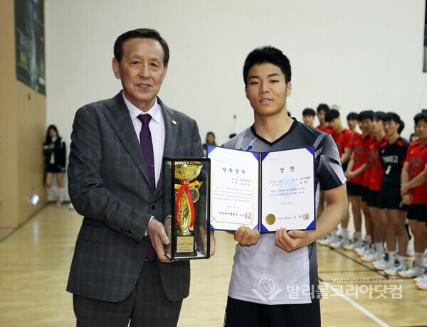 수성고 강창호, 세터상 선정.