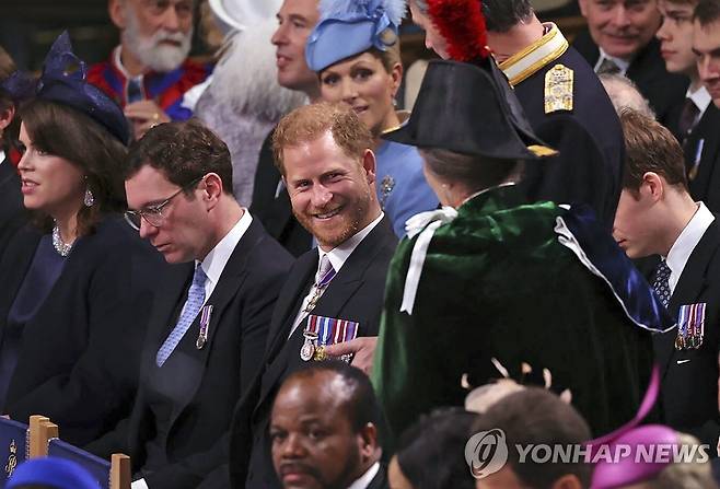 '왕실과 갈등' 해리 왕자 나홀로 참석 (런던 AP=연합뉴스) 해리 왕자가 6일(현지시간) 영국 런던 웨스트민스터 사원에서 열린 대관식에 참석한 모습. 2023.5.6 photo@yna.co.kr [재판매 및 DB 금지]