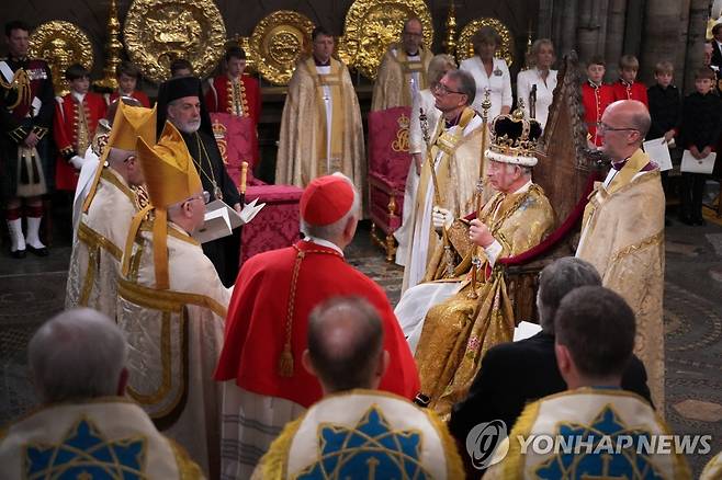 성 에드워드 왕관 쓴 찰스 3세 국왕 (로이터=연합뉴스) 영국 찰스 3세 국왕이 6일(현지시간) 웨스트민스터 사원 대관식에서 성 에드워드 왕관을 쓰고 있다. 2023.5.6 photo@yna.co.kr