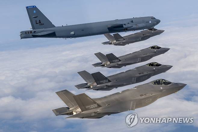 미국 B-52H 전략폭격기 한반도 전개…한미 공군 연합공중훈련 (서울=연합뉴스) 한미 공군이 지난달 14일 한반도 상공에서 우리측 F-35A 전투기와 미측 B-52H 전략폭격기, F-16 전투기가 참여한 가운데 연합공중훈련을 실시하고 있다. 2023.4.14 [국방부 제공. 재판매 및 DB 금지] photo@yna.co.kr