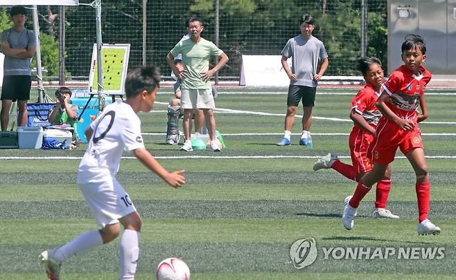 지난해 열린 손흥민 국제유소년축구대회에서 손흥민 선수 아버지 손웅정 감독이 경기를 지켜보고 있다 [연합뉴스 자료사진]