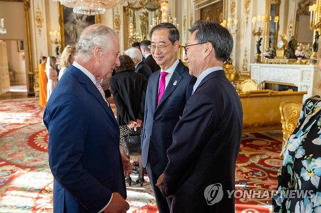 대관식 환영 리셉션에서 찰스 3세와 환담하는 한덕수 국무총리 (런던=연합뉴스) 한덕수 국무총리와 찰스 3세 영국 국왕이 5일 오후(현지시간) 런던 버킹엄궁에서 열린 대관식 환영 리셉션에서 만나 환담하고 있다. 2023.5.7 
    [영국 외무부 제공. 재판매 및 DB 금지] hkmpooh@yna.co.kr