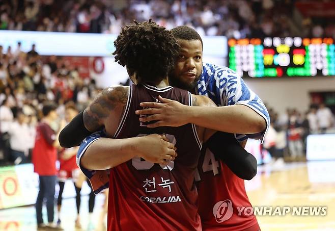 포옹하는 스펠맨과 먼로 (안양=연합뉴스) 김인철 기자 = 5일 경기도 안양실내체육관에서 열린 2022-2023 SKT 에이닷 프로농구 챔피언결정전 6차전 안양 KGC 인삼공사와 서울 SK 나이츠의 경기. 86-77로 승리한 KGC의 스펠맨과 먼로가 포옹하고 있다. 2023.5.5 yatoya@yna.co.kr