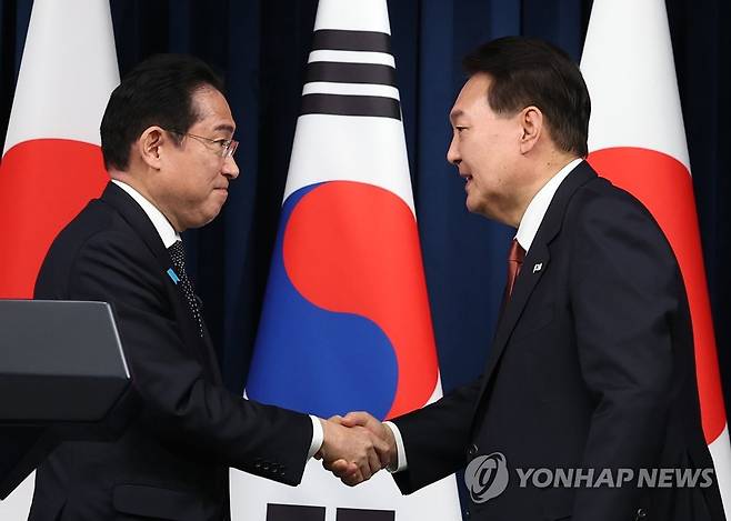 공동 기자회견 후 악수하는 한일 정상 (서울=연합뉴스) 임헌정 기자 = 윤석열 대통령과 한국을 찾은 기시다 후미오 일본 총리가 7일 서울 용산 대통령실 청사에서 공동 기자회견을 마치고 악수하고 있다. 2023.5.7 kane@yna.co.kr