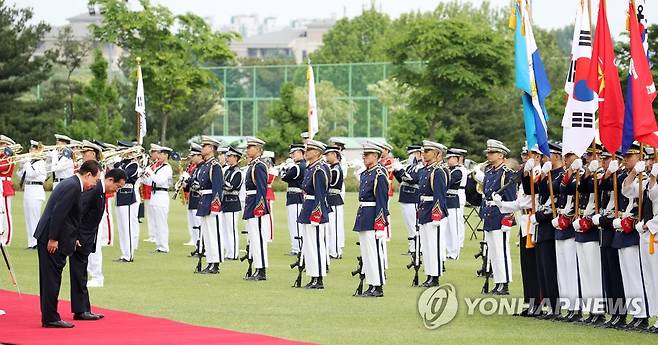 양국 국기에 예 갖추는 한일 정상 (서울=연합뉴스) 진성철 기자 = 윤석열 대통령과 1박2일 일정으로 한국을 찾은 기시다 후미오 일본 총리가 7일 서울 용산 대통령실에서 열린 공식 환영식에서 의장대 사열 중 양국 국기에 예를 갖추고 있다.  2023.5.7 zjin@yna.co.kr