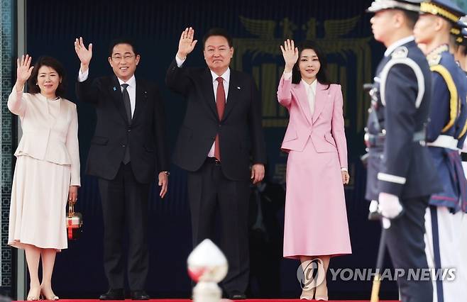 공식환영식 참석한 한일 정상 (서울=연합뉴스) 진성철 기자 = 윤석열 대통령과 김건희 여사가 1박2일 일정으로 한국을 찾은 기시다 후미오 일본 총리 부부와 7일 서울 용산 대통령실에서 열린 공식 환영식을 마친 뒤 인사하고 있다. 2023.5.7 zjin@yna.co.kr