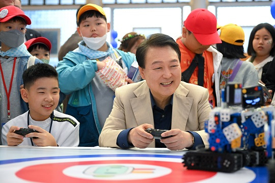 윤석열 대통령이 지난 5일 청와대 연무관에서 열린 어린이날 초청 행사에서 어린이들과 함께 로봇 조종 체험을 하고 있다. 사진=뉴시스