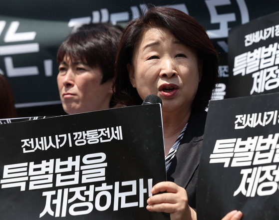 심상정 정의당 의원이 오늘(8일) 서울 여의도 국회 앞에서 열린 제대로 된 전세사기ㆍ깡통전세 특별법 제정 촉구 1만인 서명운동 돌입 선포 기자회견에서 발언하고 있다. (사진=연합뉴스)