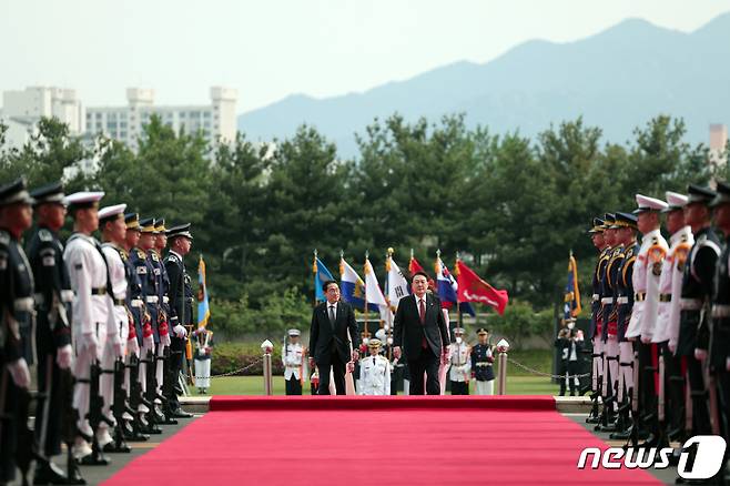 윤석열 대통령과 기시다 후미오 일본 총리가 7일 서울 용산 대통령실 청사 잔디마당에서 열린 공식 환영식을 마친 후 나란히 이동하고 있다. (대통령실 제공) 2023.5.7/뉴스1 ⓒ News1 오대일 기자