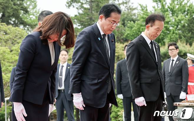 기시다 후미오(岸田文雄) 일본 총리와 부인 기시다 유코 여사가 7일 방한 첫 일정으로 서울 동작구 국립서울현충원을 참배하며 묵념하고 있다. 2023.5.7/뉴스1 ⓒ News1 사진공동취재단