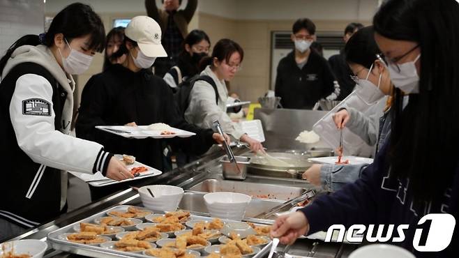 가톨릭대에서 학생들이 천원의 아침밥을 이용하고 있다. (가톨릭대 제공)