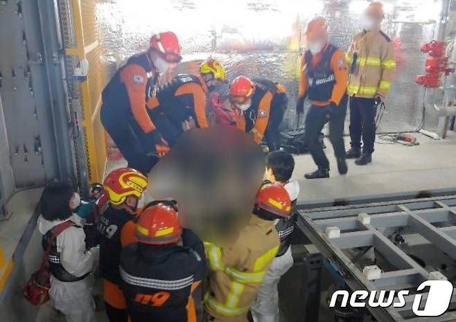 지난해 3월25일 부산 연제구 한 신축공사 현장 지하 1층에서 주차타워 설치 공사를 하던 노동자가 리프트 균형추에 끼여 숨져 소방이 출동해 있다.(부산경찰청 제공)