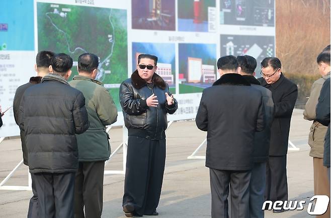 김정은 북한 노동당 총비서가 작년 3월 서해위성발사장을 현지 지도하고 있다. [국내에서만 사용가능. 재배포 금지. DB 금지. For Use Only in the Republic of Korea. Redistribution Prohibited] rodongphoto@news1.kr