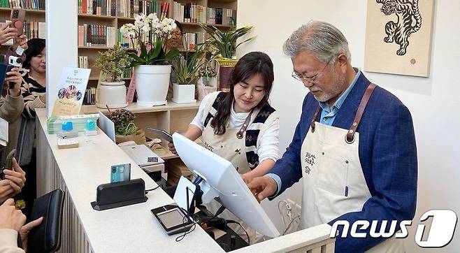 평산책방 오픈 첫날인 지난달 26일 문재인 전 대통령이 계산대에서 업무를 보고 있다. /평산책방 SNS