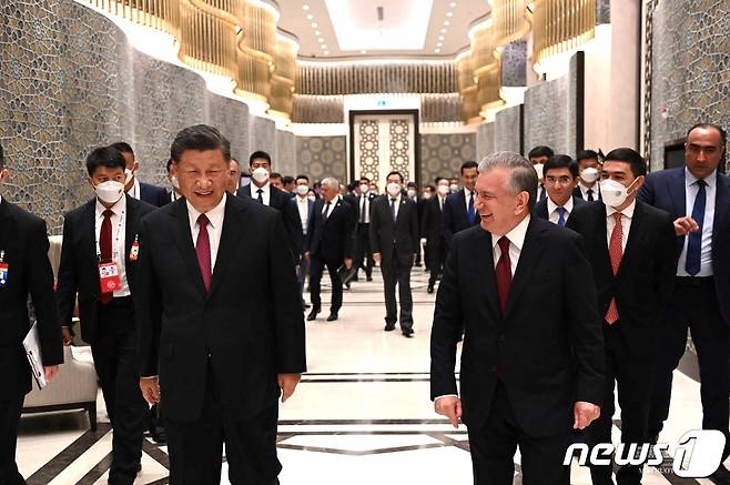 상하이협력기구(SCO) 정상회의 참석 계기 중앙아시아를 순방 중인 시진핑 중국 국가주석이 지난해 9월 사마르칸트에서 샵카트 미르지요예프 우즈베키스탄 대통령과 마스크를 벗은 채 대화하고 있다. 뒤로는 중국 측 수행원 전원이 마스크를 착용했으며, 우즈벡 측은 일부만 마스크를 착용한 모습이다. 2022. 9. 15. ⓒ 로이터=뉴스1 ⓒ News1 최서윤 기자