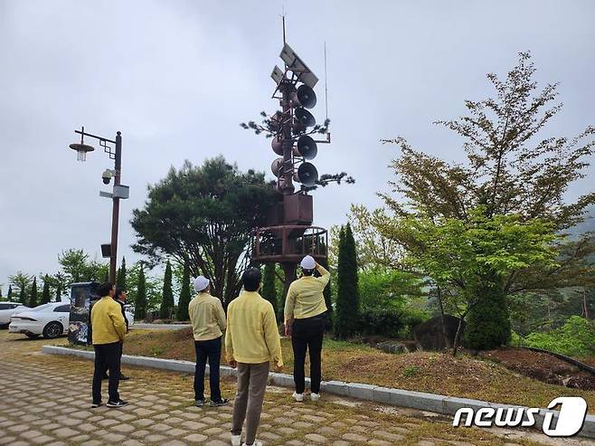 경남도 관계자들이 재난 예·경보시설을 점검하고 있다.(경남도 제공)