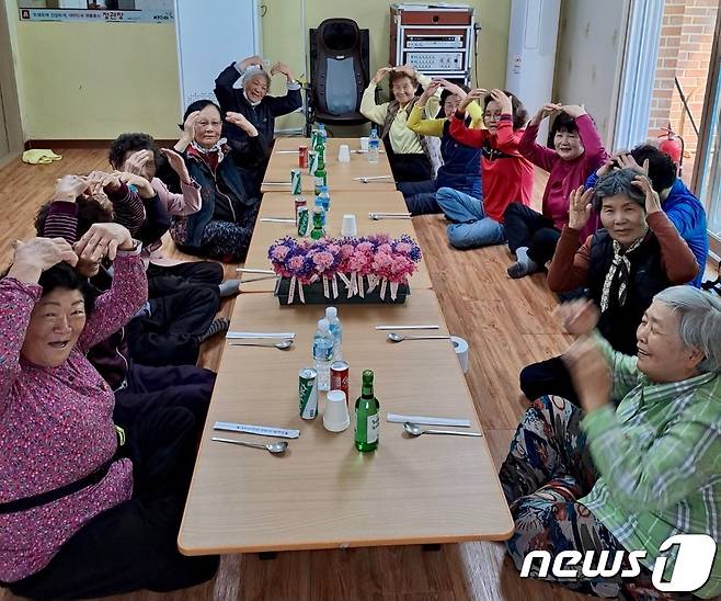 강릉 왕산면 목계리 부녀회 어버이날 행사.(강릉시 제공) 2023.5.8/뉴스1